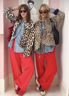 Leopard Print And Pink Outfit, Leopard And Red Outfit, Red Pants Christmas Outfit, Red And White Outfit Ideas, Red And Leopard Outfit, Funky Work Outfits, Animal Print Cardigan Outfit, Red And Leopard, Red And White Outfits