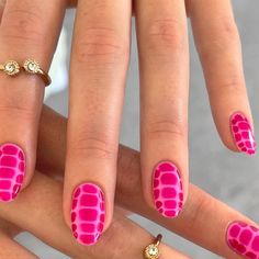 Carribean Acrylic Nails, Pink Croc Nails Short, Pink Reptile Nails, Croc Pink Nails, Crocodile Pattern Nails, Crock Nail Design, Gator Print Nails, How To Do Croc Nails, Crocidle Nail Design Pink