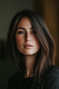 44 Stunning Dark Brown Hair with Highlights Looks Lob Dark Hair, Long Hair With Layers, Dark Brown Hair With Highlights, Highlights For Dark Brown Hair, Side Parting, Subtle Balayage, Hair With Highlights, Hair With Layers, Soft Beauty