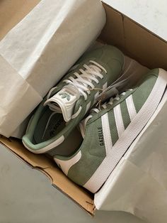 Adidas Gazelle Aesthetic, Gazelles Outfit, Clean Girl Shoes, Gazelle Aesthetic, Green Adidas Gazelle, Adidas Gazelle Green, Green Adidas Shoes, Green Gazelle, Green Shoes Outfit