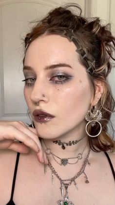 Witchy Fall Makeup, Grunge Makeup 80s, Dark Moody Makeup, Funky Makeup Looks Creative, Fall Makeup Hooded Eyes, Wizard Makeup Female, Romantic Style Makeup, Alt Eyebrow Shapes, Brown Grunge Makeup