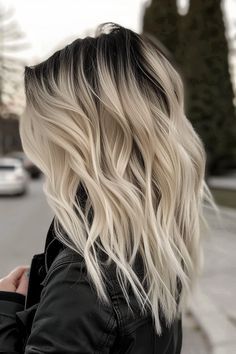 High Ombre Hair Blonde, One Tone Blonde Hair, Blonde Hair With Dark Underneath Short, Balayage For Medium Length Hair, Black Root Balayage, Dark On Top Blonde On Bottom Hair, Blonde Hair All Over Color, Blond With Brown Roots, Dark Roots Blonde Hair Balayage Platinum