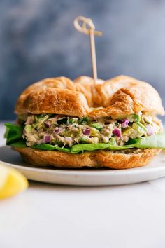 Simple and flavorful Avocado Tuna Salad makes the perfect healthy snack, appetizer, or lunch. This tuna salad is filled with veggies and a healthy avocado-based dressing. Recipe via chelseasmessyapron #healthy #keto #easy #lowcarb #mayonnaise #whole30 #wrap #sandwich #creamy #simple #avocado #tuna #salad Tuna Salad Healthy, Tuna Lettuce Wraps, Walnut Chicken Salad, Walnut Chicken, Healthy Tuna Salad, Blue Jean Chef