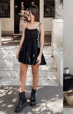 Quick And Easy Summer Hairstyles, Chucks Outfit, Summer Day Outfits, Effortless Hair, Hairstyles For Medium Hair, Look Rock, Cold Outfits, Summer Hairstyles For Medium Hair, Easy Summer Hairstyles