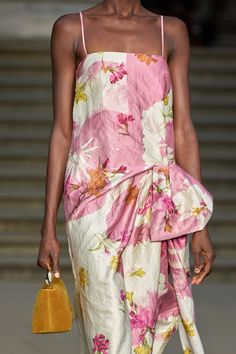 Erdem Spring 2025 Ready-to-Wear https://www.vogue.com/fashion-shows/spring-2025-ready-to-wear/erdem/slideshow/detail#53 Runway Looks, Inspirational Women, Flower Dresses, Kids Wear, Color Trends, In Fashion, Silk Dress, Fashion Show