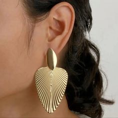 5 Star Trusted Poshmark Ambassador Same Day Shipping ( Usually Delivered In 2-3 Days) Real Pictures And Video Made By Me Brand New Red Hoop Earrings, Anthropologie Jewelry Earrings, Cheap Earrings, Silver Flower Earrings, Turquoise Boho, Silver Bow, Pearl Hoop Earrings, Crystal Drop Earrings, Vintage Pearls