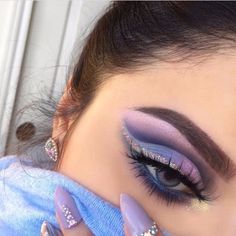 Eyeliner Glitter, Eyeliner Tips, Fest Outfits, Cut Crease Makeup, Make Up Looks, Blue Eye, Blue Eye Makeup, Cut Crease