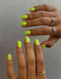 Bright Green Nails Ideas, Brat Green Nails, Neon Green Chrome Nails, Lime Green Chrome Nails, Green Lime Nails, Green Summer Nails Designs, Lime Green Nails Design, Chrome Green Nails, Nails Lime Green