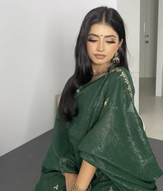 Green Saree Look Traditional, Makeup With Green Saree, Eid Makeup Look For Green Dress, Dark Green Desi Dress, Green Saree Makeup, Green Saree Makeup Look, Green Desi Aesthetic, Dark Green Saree Aesthetic, Green Sari Aesthetic