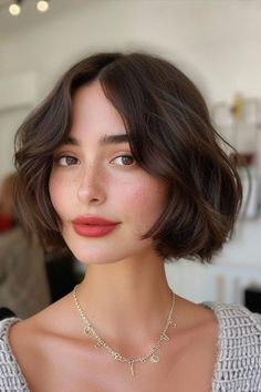 Get chic with short French bobs for thick wavy hair. Browse our collection for more trendy short wavy hairstyles. Haircuts Trending, Trendy We Fryzurach, Short Wavy Haircuts, Wavy Haircuts, Short Wavy Hair, Trending Haircuts