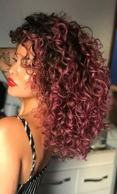 Curly Pink Hair Short, Pink Ombre Curly Hair, Curly Brown Hair With Pink Highlights, Dyed Curly Hair Black Women, Peekaboo Hair Color Curly, Cute Hair Dye Ideas For Curly Hair, Dyed Curly Hair Ideas Colour, Colorful Curly Hair, Curly Pink Hair