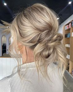 Simple Bridal Hair For Short Hair, Beach Wedding Hairstyles For Long Hair Updo, Youthful Hairstyles, Haircuts For Women Over 50, Messy Updo