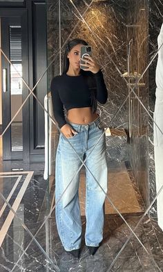 Jean With Heels Outfits, Jeans With Heels Outfits Dressy, Pointy Heels Outfit Jeans, Casual Bar Outfits Winter, Outfits To Go Out At Night, Bar Outfits Winter, Casual Bar Outfits, Casual Heels Outfit, Jeans Heels Outfit