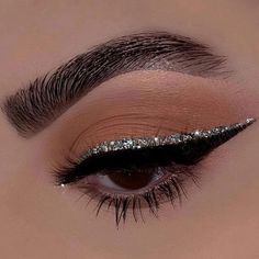 Eyelashes, Eye Makeup, Lashes, A Woman, Glitter, Makeup, Make Up