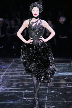 Image 12 Alexander Mcqueen Runway, Looks Street Style, Fashion Seasons, Dark Fashion, Alexander Mcqueen, High Fashion