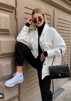 Converse Bag, Starbucks Barista, Sneakers Converse, Cold Outfits, Outfit Mujer, Elegante Casual, Urban Style, Casual Winter Outfits, Outfit Casual