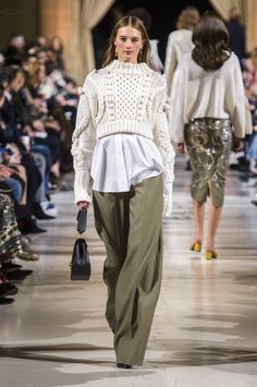 Mode Chanel, Fashion 2018, Fashion Show Collection, Looks Style, Sweater Fashion, Street Styles