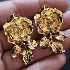 Stunning Gold Toned Vintage Judith Woracek Mullen Rose Shaped Earrings- Approx 1.5" Long- These Do Not Have The Original Backs- Very Good Vintage Condition E89 Vintage Jewels, Earrings Color, The Original, Vintage Jewelry, Gold Tones, Jewelry Earrings, Women Jewelry, The Originals, Gold