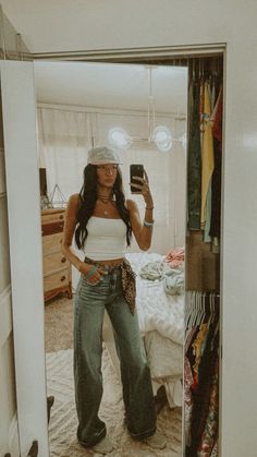 Punchy Western Makeup Looks, Basic Ootd Casual Simple, Western Hippy Outfits, Western Tank Top Outfit, Cute Comfy Western Outfits, Southern Girl Aesthetic Outfits, Ranch Rodeo Outfits, Summer Punchy Outfits, Casual Punchy Outfits