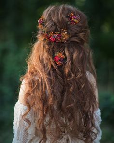 Autumn flower bridal comb. The flower comb is made of natural preserved material, artificial flowers, leaves, grass and other trinkets used for arranging. Photo: Michaela Durisova photography Model: Tamara L. Can be combined with these hairpins: https://www.etsy.com/uk/listing/1074020434/autumn-flower-hairpins-wedding?ref=shop_home_active_1 When stored in dry and dark place, our products last 10-15 years. We can also make you other matching accessories. Please message me for more information. :) Flower Hair Pins Wedding, Fairy Hair, Jewellery Bridal, Bridal Hair Jewelry, Flower Hair Comb, Wedding Hair Pins, Flower Hair Pin, Bridal Hair Pins, October Wedding