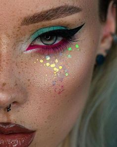 Edc Makeup, White Eyeliner Looks, Pink Eye Makeup Looks, Music Festival Makeup, Intense Makeup, Taylor Concert, Coachella Makeup, Cool Makeup, Pink Eyeshadow Look