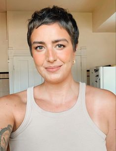 Short Textured Pixie Cut, Haircuts For Round Face, Pixie Haircut For Round Faces, Hair Dye Ideas, Buzzed Hair, Tomboy Hairstyles, Short Hair Pixie Cuts, Hair Inspiration Short, Super Short Hair