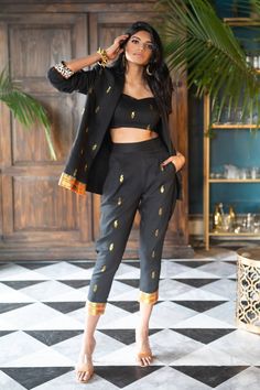 Blazer And Crop Top, Indian Wardrobe, Ethno Style, Sari Dress, Casual Indian Fashion, Crop Top Set, Boyfriend Blazer, Dress Indian Style