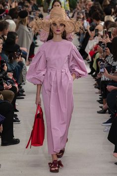 Valentino | Ready-to-Wear - Spring 2019 | Look 29 Womenswear Fashion, Fashion Outfit, Simple Dresses, Look Fashion, Hijab Fashion, African Fashion