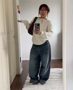 Thermal Skirt Outfit, Cute Movie Outfits Comfy, Dark Wash Jeans Outfit Winter, Low Waisted Jeans Outfit Winter, Baggy Feminine Outfits, Winter Fits Women, 2016 Aesthetic Outfits, Cute Basic Outfits, Black Skirt Outfit Fall