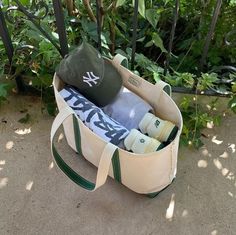 Clean Boy Aesthetic, Beach Bag Aesthetic, Everyday Bag Essentials, Vintage Pop, Bag Inside, Summer Bag, Sporty And Rich, My Summer, Summer Feeling