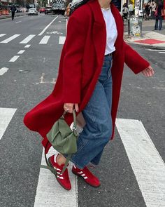 Red Coat Outfit, Mantel Outfit, Looks Adidas, Adidas Samba Outfit, Trainers Outfit, Samba Outfit, Skandinavian Fashion, Denim On Denim