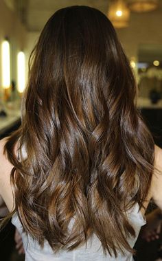 Perfect subtle waves. Subtle Brunette Highlights, Brunette Color, Brunette Highlights, Summer Hair Color, Strawberry Blonde, Brunette Hair