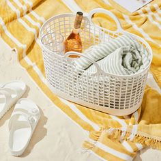 Beach bags can be so...predictable. Pull a Ken and beach in style with one of these eight totes that merge practicality and good looks. Kitchen Rags, Recycled Tote, Plastic Basket, Basket Tote, Fridge Organization, Cooking Salmon, Zipper Tote Bag, Oh Yeah, Zippered Tote