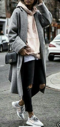 Street Style Women Winter, Trendy Street Style Outfits, Boho Fashion Winter, Fest Outfits, Night Street, Black Ripped Jeans, Fashion Trends Winter, Trendy Street Style