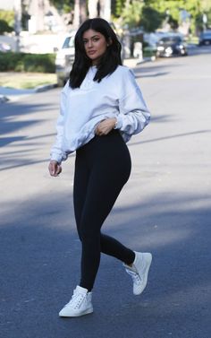 Kylie Jenner. เสื้อผ้า Kylie Jenner, Sporty Winter Outfits, Stylizacje Kylie Jenner, Kylie Jenner Outfits Casual, Attractive Face, Look Kylie Jenner, Looks Kylie Jenner, Trajes Kylie Jenner, Kardashian Outfit