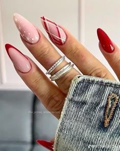 Christmas Nail Designs Red And White, White And Red Christmas Nails, Xmas Nails White, Christmas Nails Minimalist, Minimalist Winter Nails, Christmas Nails Red And White, Red Xmas Nails, Christmas Theme Nails, Dallas Nails