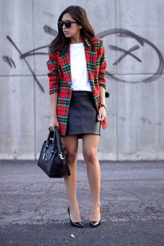 Brunette Braid - Personal Style blogger from Mexico Tartan Blazer Outfit, Plaid Blazer Outfit, Tartan Blazer, Black Leather Outfit, Walking Down The Street, Vintage Blazer, Leather Outfit