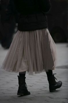 Skirt With Combat Boots, Dress With Combat Boots, Clothes Baggy, Gonna In Tulle, Mode Tips, Estilo Hippie, A Skirt, 가을 패션, Looks Style