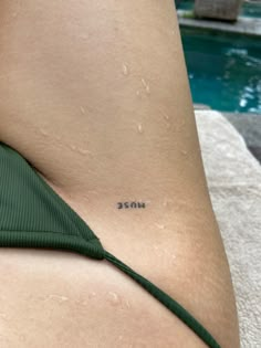 Small tattoo saying « muse » on the bikini area Women Hidden Tattoos, Hidden Areas For Tattoos, Sneaky Tattoo Placement, 711 Tattoo, Back Tattoo Aesthetic, Hidden Tattoo Ideas, Word Tattoos For Women, V Line Tattoo, Yes Tattoo