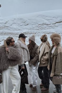 Aspen Girls Trip, Austria Skiing Aesthetic, Aspen Ski Outfits, Aspen Winter Outfits, Birthday Ski Trip, Iceland Outfit Winter, Snowy Winter Outfits, Snowy Outfits, Aspen Outfit Winter