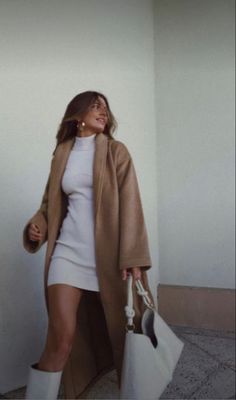 Fall Outfits Bar Night, Cute Outfits Minimalist, Women’s Winter Dress Outfits, Short Bodycon Dress Outfit, Kelsey Floyd, Tan Peacoat, Stil Elegant, Paris Outfits