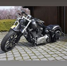 a black motorcycle parked in front of a building