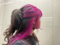 layers with magenta color blocking on wavy hair Half Half Hair Dye, Color Blocked Hair, Deep Pink Hair, Magenta Hair Dye, Color Blocking Hair, Draculaura Hair, Alt Hair, Color Block Hair, Half And Half Hair