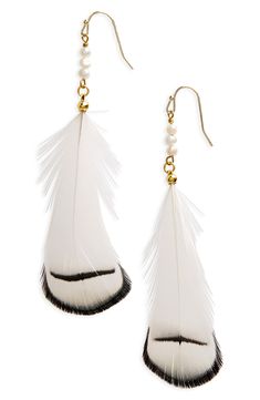 Goddess Accessories, Two Tone Jewelry, Jewelry Pearl Earrings, Jewellery Pearl, Feather Fashion, Earrings Feather, White Pearl Earrings, White Pearl Earring, Feather Crafts