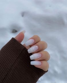 cute nails Christmas White Nails Acrylic, Winter Nails Inspo Almond, Nails For December 2023, White Sparkle Christmas Nails, White Winter Nails Almond, Nails December 2023, December 2023 Nails, Winter Nail Ideas 2023, Nail Ideas Winter 2023