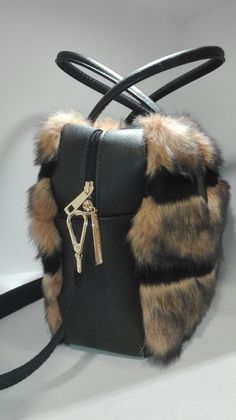 Fur Projects, Trendy Purses, Diy Bags, Rabbit Fur, Diy Bag, Bucket Bag, Backpacks, Couture, Handbags