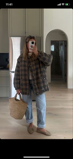 Fall Relaxed Outfits, Outfit Inspo Midsize Winter, Moving Outfit Casual, Sporty Brunch Outfit, Granola Outfits Women, Winter Graphic Tee Outfit, Classy Cozy Outfits, Rothys Clogs Outfit, Mom Era Aesthetic