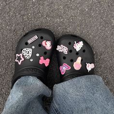 Hello Kitty Crocs, Hello Kitty Charms, Crocs With Jibbitz, Crocs Aesthetic, Crocs With Charms, Pink Crocs, Pink Hello Kitty