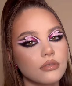 Makeup Ideas 2024, Makeup Inspo Colorful, High Fashion Makeup Looks, Make Up Ideas Creative, Graphic Makeup Looks, Pastel Makeup Looks, Bold Eyeshadow Looks, Eye Makeup Colorful, Graphic Eye Makeup