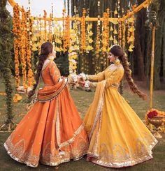 Mehndi bride & bridesmaids on mehndi function Sister Wedding Dress Indian, Mehndi Function Dresses, Dress For Bride Sister, Haldi Poses For Bride, Mayon Dresses, Haldi Ceremony Outfit, Mehndi Bride, Mehndi Function